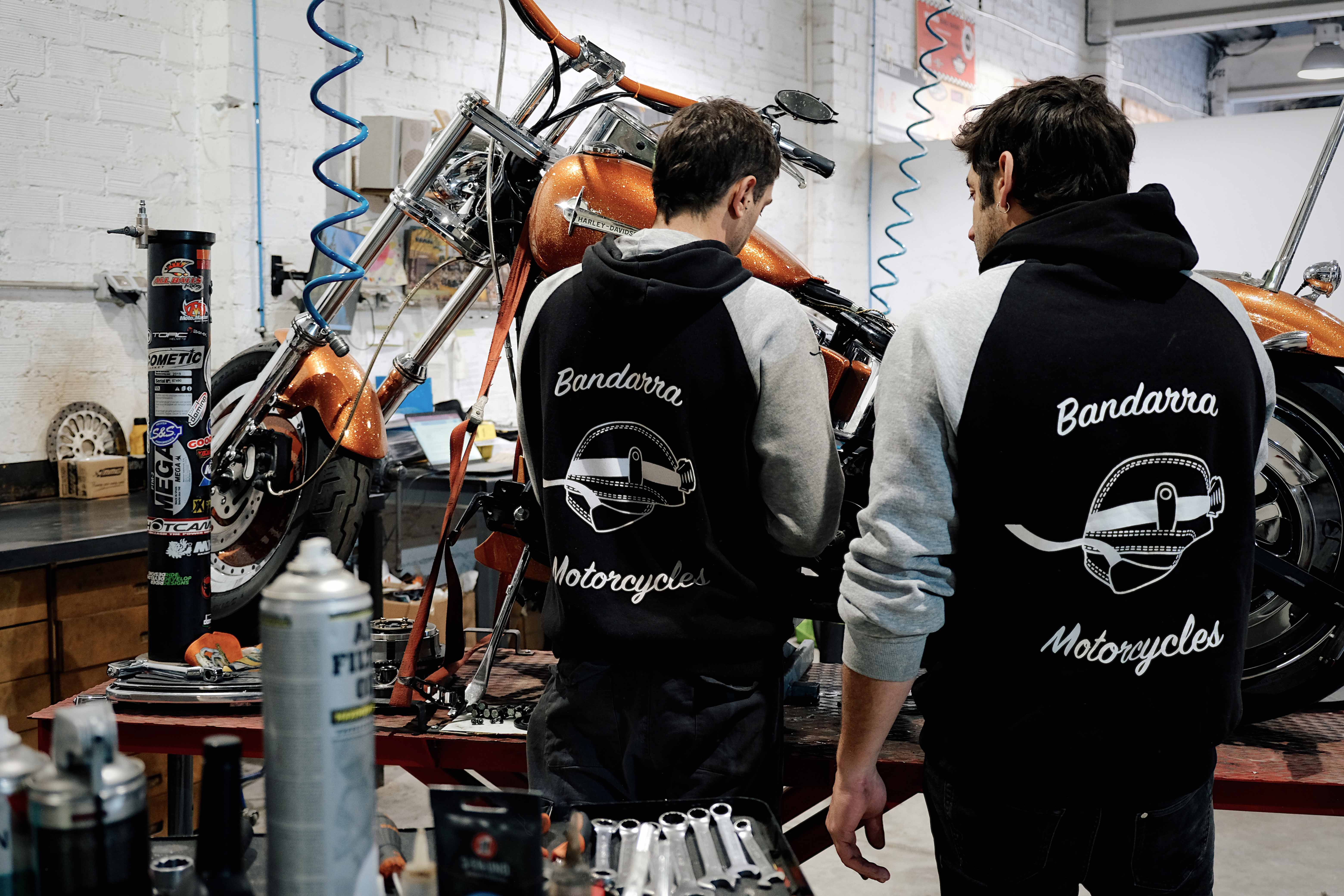 Treballant en una Harley-Davidson al taller Bandarra