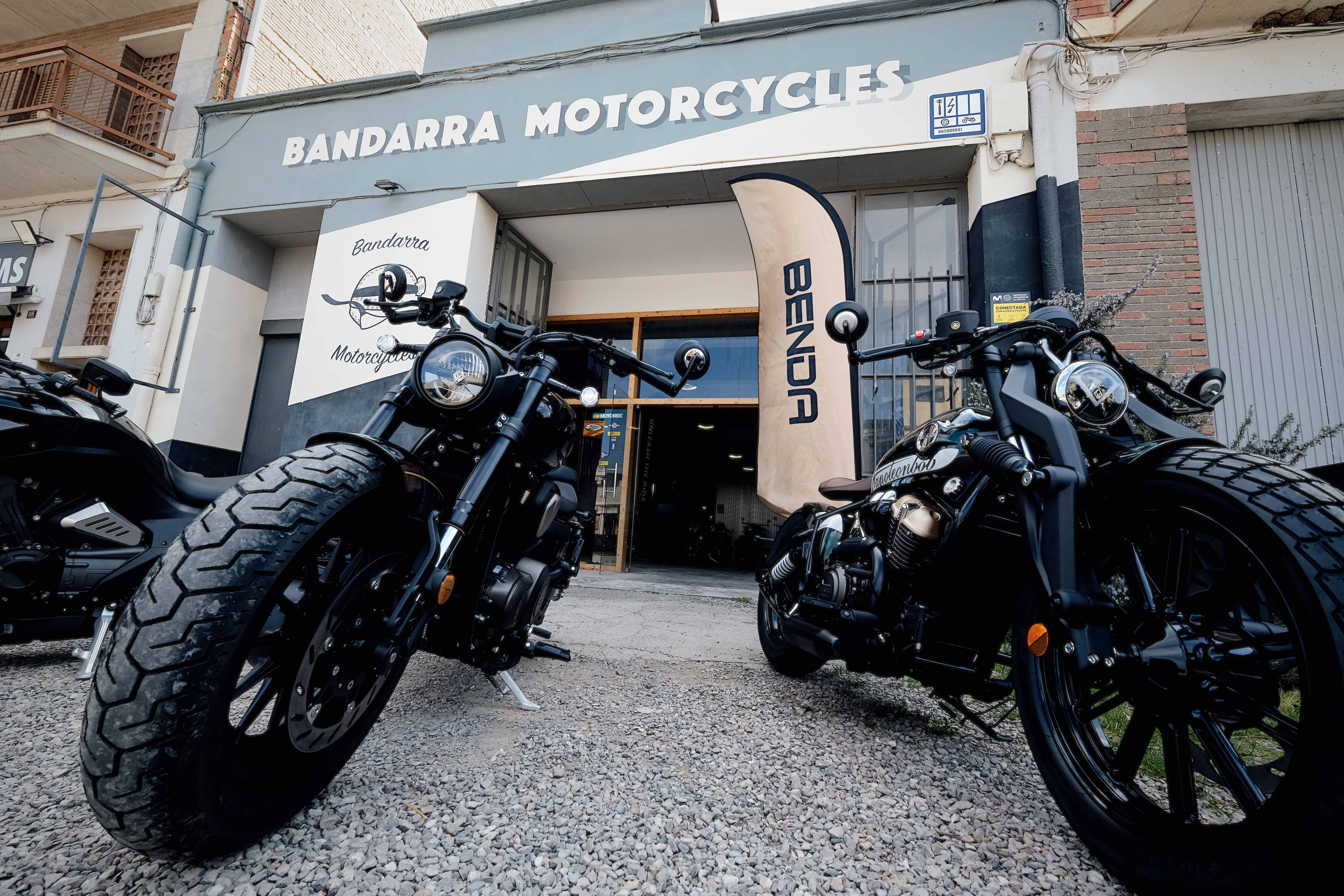 Exterior Bandarra Motorcycles amb motos Benda
